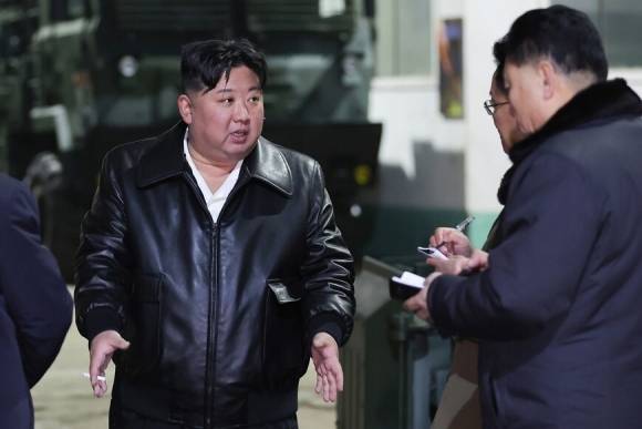 김정은 북한 국무위원장이 이달 초 주요 군수공장을 시찰하고 있다. 북한 문제 권위자인 로버트 칼린 미들베리국제문제연구소 연구원과 시그프리드 헤커 박사는 11일 북한 전문 매체 ‘38 노스’ 공동 기고에서 “한반도 상황은 1950년 6월 초 이래 어느 때보다 위험하다”며 6·25전쟁 직전 상황과 현재를 빗댔다. 그러나 최근 영국 시사주간지 이코노미스트는 너무 과장된 것이라고 정면 반박했다. 조선중앙통신 연합뉴스