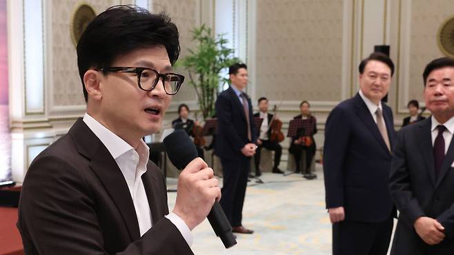 한동훈 국민의힘 비상대책위원장이 3일 청와대 영빈관에서 열린 2024년 신년인사회에서 신년 덕담을 하고 있다. 뒷쪽은 윤석열 대통령이 한 비대위원장을 바라보는 모습./뉴시스