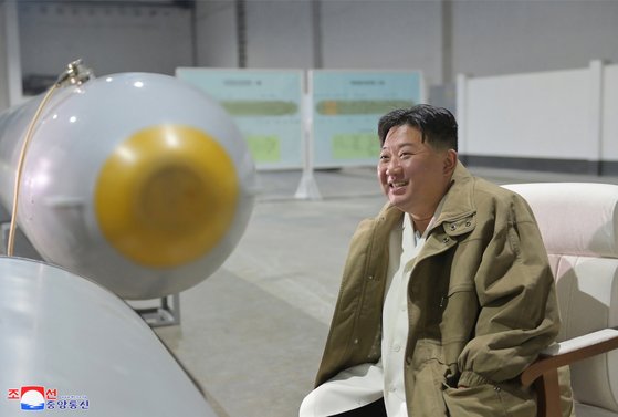 조선중앙통신 등 북한의 관영매체는 지난해 3월 24일 김정은 국무위원장이 핵무인수중공격정 해일의 최종 개발 시험을 지켜봤다고 보도했다. 사진은 해일 옆에서 선 김정은. 조선중앙통신