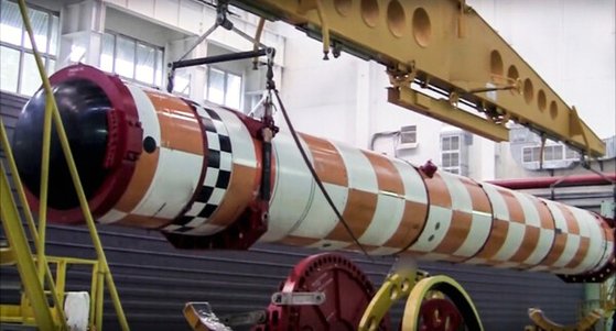 러시아 국방부가 2020년 4월 공개한 날짜 없는 동영상에는 러시아의 슈퍼 핵 어뢰 '포세이돈'의 추진 수중 드론이 러시아에서 시험 발사되는 모습이 담겨 있다. [AP=뉴시스]