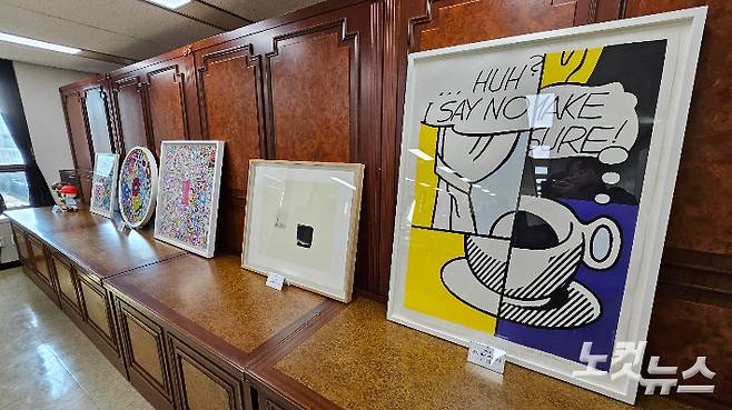 검찰이 자금세탁 총책 A씨로부터 압수한 국내외 유명작가 미술 작품들. 박진홍 기자