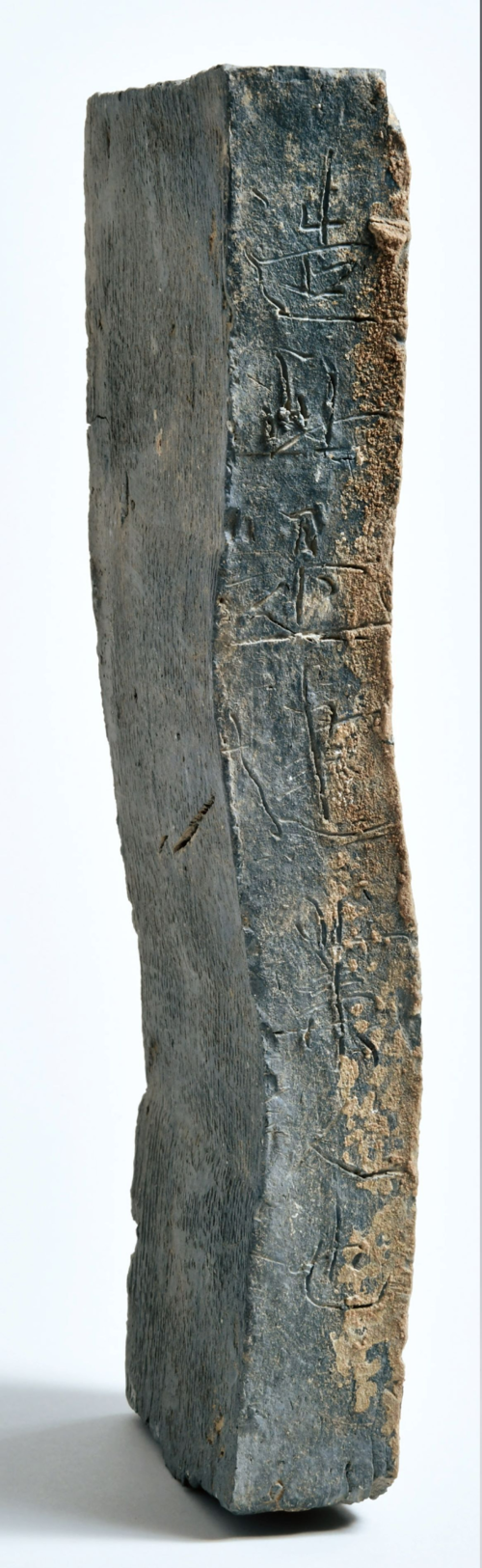 29호분에서는 ‘이것은 건업 사람이 만들었다(造此是建業人也)’고 새겨넣은 전돌이 한 점 확인됐다. ‘건업(난징·南京)’은 당시 양나라 도읍이었다. 1933년 발굴된 6호분에서도 ‘양나라 관아 기와를 모범으로 삼았다(梁官瓦爲師矣)’나 혹은 ‘양나라 사람인 선이 총책임자로 고분 축조를 감독했다(梁宣以爲師矣)’는 내용의 글씨가 새겨져 있었다. /국립부여문화재연구소·국립공주박물관 제공