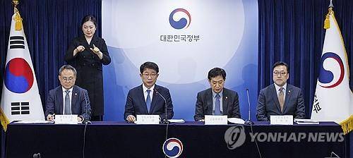 주택 분야 주요 정책 발표하는 박상우 국토부 장관
(서울=연합뉴스) 황광모 기자 = 박상우 국토교통부 장관(왼쪽 두 번째)이 10일 오후 서울 종로구 정부서울청사에서 윤석열 대통령 주재로 열렸던 '국민과 함께하는 민생토론회'에서 논의됐던 주택 분야 관련 주요 정책 계획을 발표하고 있다. 2024.1.10
hkmpooh@yna.co.kr
(끝)