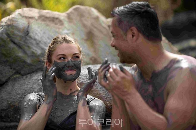 헬스게이트 머드 체험 ⓒMiles Holden