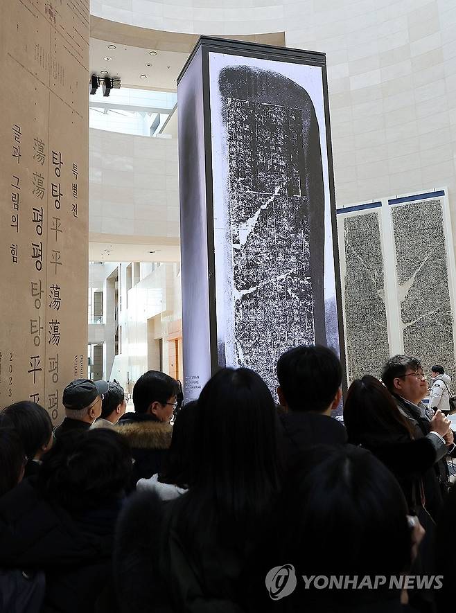 국립중앙박물관, 광개토왕비 디지털 영상으로 재현 (서울=연합뉴스) 이지은 기자 = 24일 서울 용산구 국립중앙박물관 상설전시관 '역사의 길'에 디지털로 재현한 광개토대왕릉비가 전시돼 있다. 박물관에서 새롭게 태어난 비석은 중국 지안(集安)에 있는 유물 모습 그대로로 높이 7.5m(받침대 포함 시 8m), 너비 2.6m 크기의 발광다이오드(LED) 기둥에는 사진과 영상 자료를 토대로 구현한 비석 모습을 각 면에서 볼 수 있다. 2024.1.24 jieunlee@yna.co.kr