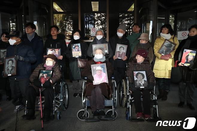 일본 강제징용 피해자(앞줄 왼쪽부터 김정주, 김계순 이자순 할머니) 및 유족들이 25일 오전 서울 서초구 대법원에서 일본 군수업체 후지코시를 상대로 낸 손해배상청구 소송 상고심 선고를 마치고 기자회견하고 있다. 2024.1.25/뉴스1 ⓒ News1 이승배 기자