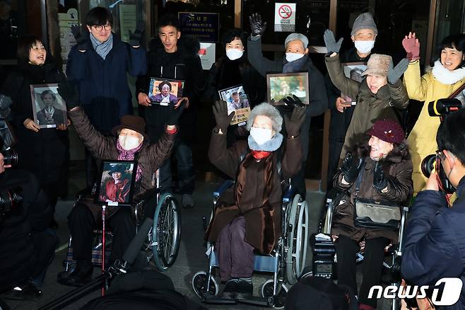 25일 오전 서울 서초구 대법원에서 일본 강제징용 피해자들이 일본의 군수업체 후지코시를 상대로 낸 손해배상청구 소송 선고를 마치고 만세를 부르고 있다. 2024.1.25/뉴스1 ⓒ News1 황기선 기자