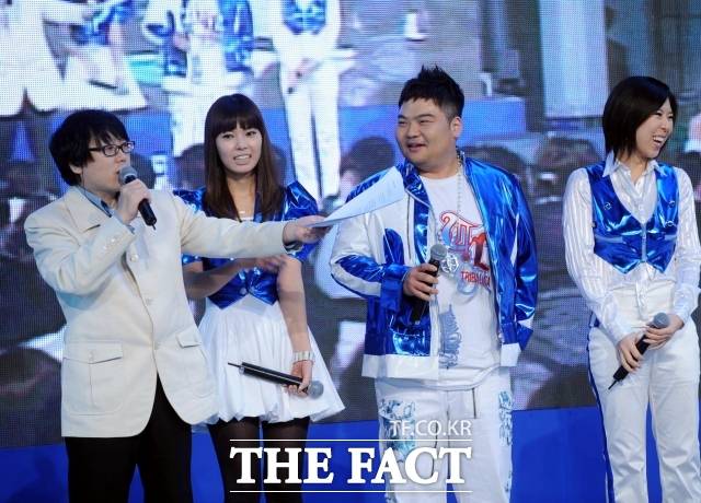 거북이는 2001년 데뷔 후 3년간의 1기를 거쳐 2003년부터 2기 멤버로 활동한 리더 터틀맨(임성훈), 지이, 금비가 사실상 메인이나 마찬가지다. 사진은 터틀맨 임성훈 생전 SBS 특집 생방송에 출연한 거북이 멤버들. /SBS