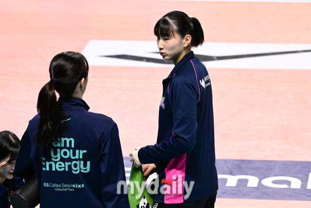 강소휘에게 푸바오 가방을 받은 이주아가 수상한을 느낀 듯 강소휘를 추궁하고 있다 / 한국배구연맹.