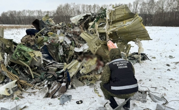 추락한 수송기의 사고 현장을 조사하고 있는 러시아 관계자의 모습. TASS 연합뉴스