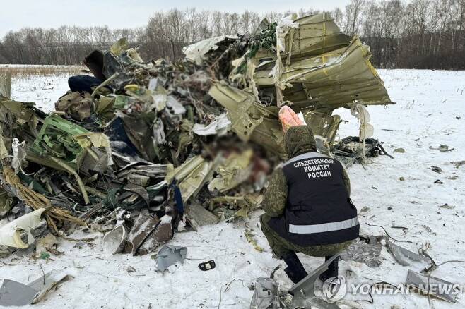 IL-76 러시아 군 수송기 추락  (벨고로드 타스=연합뉴스) 24일(현지시간) 러시아 벨고로드 지역에 추락한 러시아 군 수송기 일류신(IL)-76의 잔해. 2024.1.25 photo@yna.co.kr (끝)