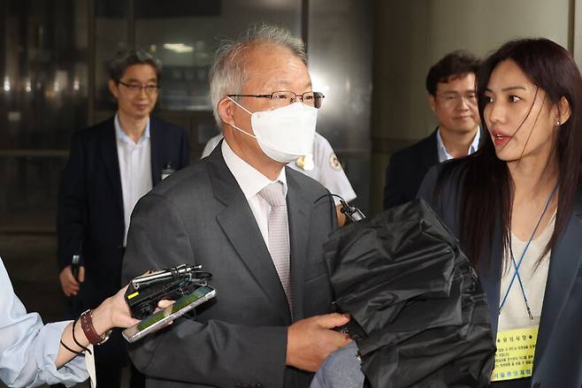 양승태 전 대법원장이 지난해 9월15일 오전 서울 서초구 서울중앙지법에서 열린 이른바 ‘사법농단\' 1심 결심 공판에 출석한 뒤 나오고 있다. 연합뉴스