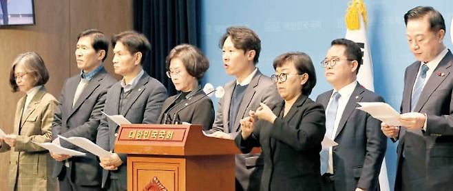 < 민주당 의원 80명 “병립형 반대” > 이탄희 의원(가운데) 등 더불어민주당 의원들이 국회 소통관에서 병립형 비례대표제 복귀를 반대하는 기자회견을 열고 있다. /김병언 기자