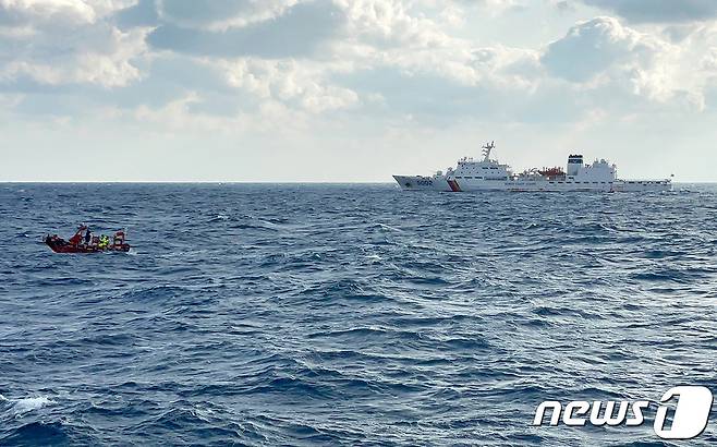 28일 오후 제주 서귀포시 표선 남동쪽 18.5㎞ 해상 일대에서 어선 전복사고로 실종된 2명을 찾기 위한 수색 작업이 이틀째 이어지고 있다. (서귀포해양경찰서 제공)2023.1.28./뉴스1