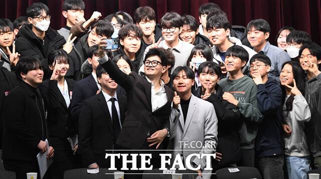 윤석열 대통령과의 충돌 이후 오히려 한동훈 국민의힘 비상대책위원장에 대한 기대감이 커지는 양이다. 한동훈 국민의힘 비상대책위원장이 24일 오후 서울 동작구 숭실대학교 한경직기념관에서 열린 대학생들과의 현장간담회에 참석해 대학생들과 기념촬영하고 있다. /이새롬 기자