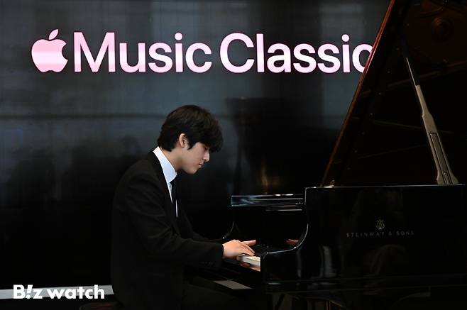피아니스트 임윤찬이 29일 서울 중구 애플 명동에서 열린 클래식 음악 전용 애플리케이션 '애플 뮤직 클래시컬(Apple Music Classical)' 국내 출시 기자간담회에 참석해 축하연주를 하고 있다./사진=이명근 기자 qwe123@