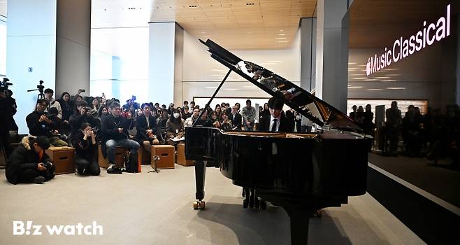 피아니스트 임윤찬이 29일 서울 중구 애플 명동에서 열린 클래식 음악 전용 애플리케이션 '애플 뮤직 클래시컬(Apple Music Classical)' 국내 출시 기자간담회에 참석해 축하연주를 하고 있다./사진=이명근 기자 qwe123@