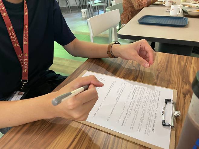 싱가포르국립대에 재학 중인 조쉬 앵(25)씨가 사회보장제도에 대한 만족도를 묻는 설문조사를 작성 중이다. /김보연 기자