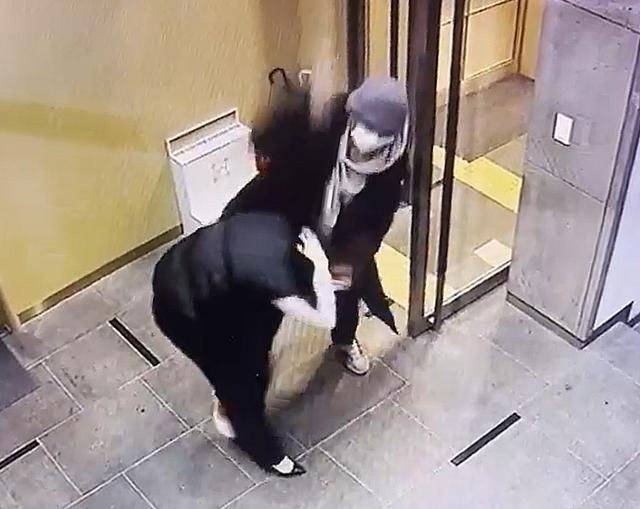 배현진 국민의힘 의원이 25일 오후 5시쯤 서울 강남구 청담동 거리에서 신원이 밝혀지지 않은 행인으로부터 머리를 가격당했다. 사진은 배현진 의원 피습 관련 CCTV 화면. 배현진 의원실 제공