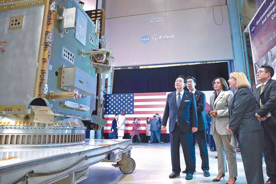 Korean President Yoon Suk Yeol, left, and U.S. Vice President Kamala Harris, center, tour NASA's Goddard Space Flight Center in Greenbelt, Maryland, on April 25, 2023. [JOINT PRESS CORPS]