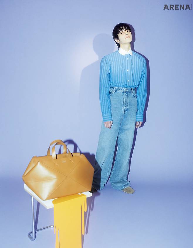 스톤 블루 컬러 줄무늬 코튼 셔츠 130만원·하이웨이스트 워시드 데님 팬츠 150만원·카프스킨 스웨이드 소재 폴리오 슬리퍼 110만원·샤이니 카프스킨 소재 퍼즐 폴드 더플백 490만원 모두 로에베 제품.