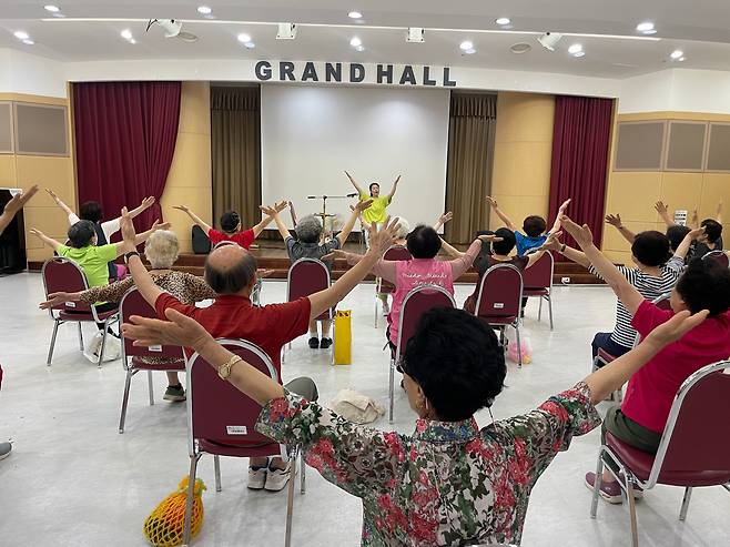 경기도에 위치한 한 실버타운에서 입주자들이 힐링체조를 하는 모습./조선비즈DB