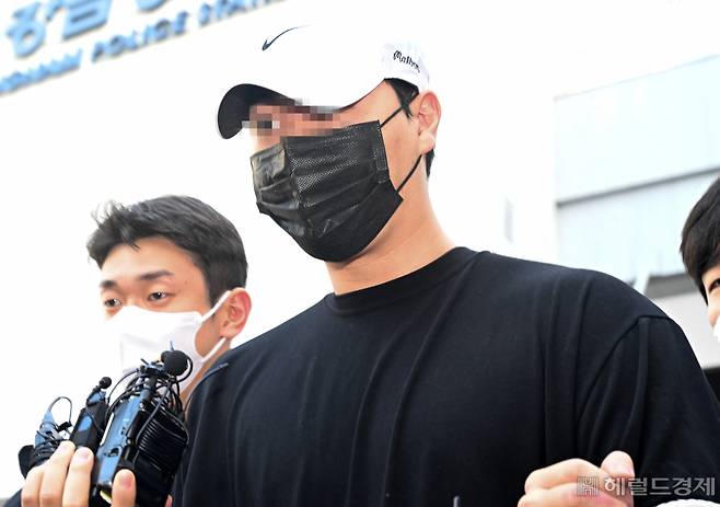 '압구정 롤스로이스' 운전자 신 씨가 지난해 8월 18일 서울 강남구 강남경찰서에서 검찰로 송치되고 있다. 신 씨는 같은 달 2일 서울 압구정역 인근 도로에서 롤스로이스 차량을 운전하다가 인도로 돌진해 20대 여성을 다치게 하고 구호조치 없이 도주한 혐의다. 뇌사에 빠진 피해자는 지난해 11월 25일 끝내 사망했다. 임세준 기자