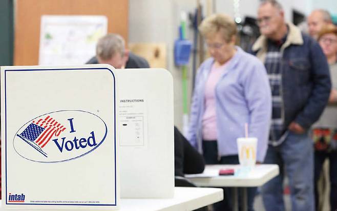 2016년 11월8일 제45대 미국 대통령선거에서 유권자들이 투표하기 위해 줄지어 있는 모습 ⓒAP연합
