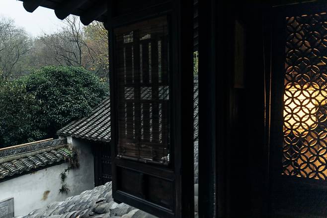 파윤 플레이스. 용정차를 덖는 기술자가 살았던 집을 라운지로 꾸몄다. 2층은 도서관이다. 아만파윤 스태프의 조언에 따르면 겨울이 참 아름다운 곳이라고 한다