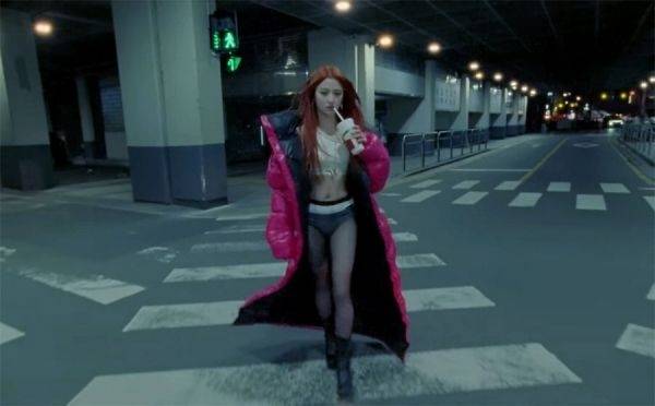 하이브 레이블즈 공식 유튜브 채널과 쏘스뮤직 공식 소셜미디어에는 르세라핌 세 번째 미니 앨범 ’이지(EASY)‘의 트레일러 영상이 공개됐다. 사진 | 하이브