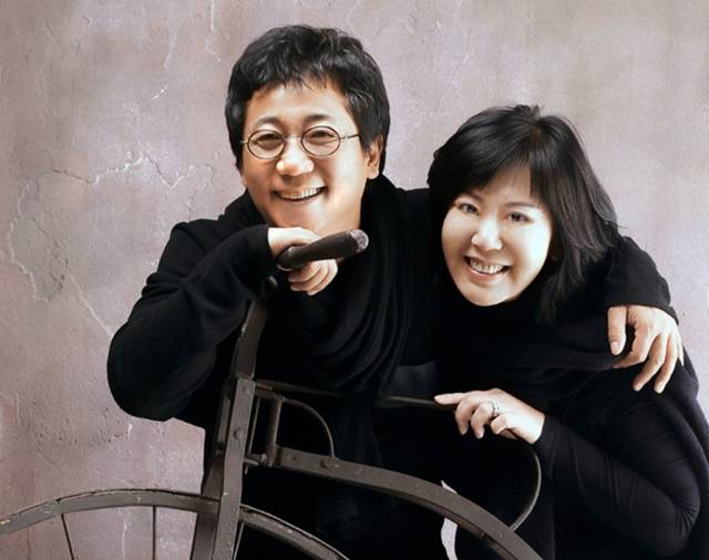 위일청은 "음악은 나이를 먹어도 목소리가 받쳐주는 한 얼마든지 오래도록 할 수 있다"면서 "팬들이 있다는 건 행복이고, 할 수만 있다면 새로운 음반을 계속 내고 싶다"고 말했다. 오른쪽은 아내. /위리미디어
