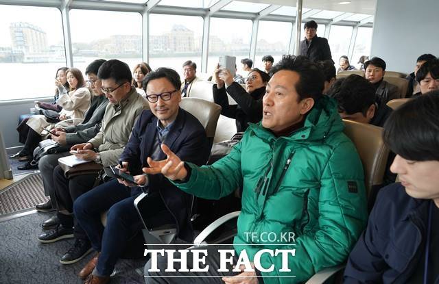 오세훈 서울시장이 영국 런던 템즈강의 수상버스를 탑승하면서 한강에도 도입을 검토하겠다는 구상을 내놓았다. 오 시장이 지난해 3월 13일(현지시간) 템즈강 '리버버스(River bus)'를 타고 이동하고 있다. /서울시