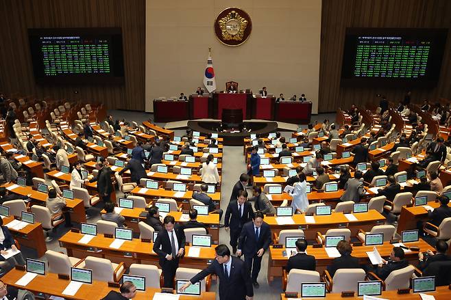 25일 서울 여의도 국회 본회의장에서 열린 제412회국회(임시회) 제1차 본회의에서 의원들의 회의장을 나서고 있다. 2024.1.25/뉴스1