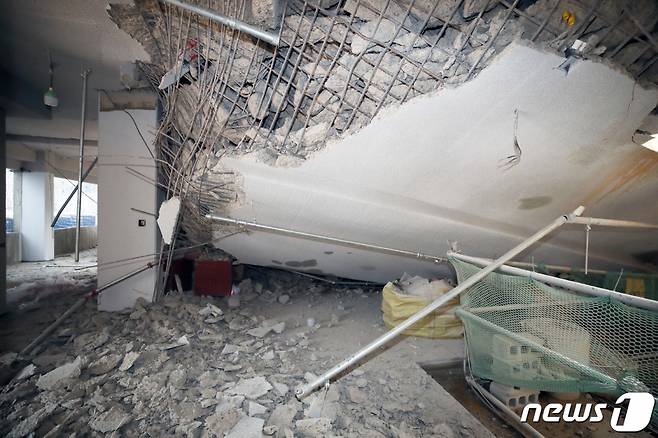 (인천=뉴스1) 정진욱 기자 = 지난달 29일 지하주차장 지붕 구조물이 무너지는 사고가 발생했다. 2023.5.2/뉴스1 Copyright (C) 뉴스1. All rights reserved. 무단 전재 및 재배포 금지.