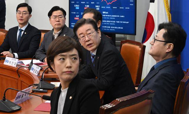 이재명 더불어민주당 대표가 2일 국회에서 열린 최고위원회에서 모니터를 보며 발언하고 있다. 고영권 기자