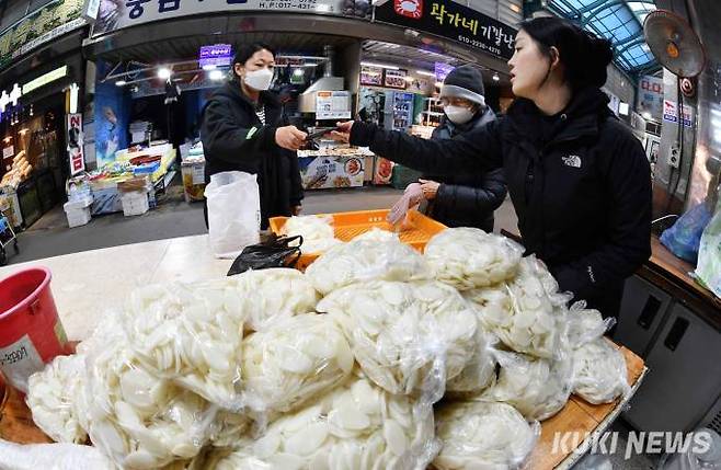 돌쇠떡고을 단골고객인 이정자(68·망원동) “이집은 첫째 좋은 쌀을 쓰고 너무 달지도 않으면서 맛있다”라며 “가래떡도 명절에 올 가족을 생각해 넉넉히 샀다”고 말했다.