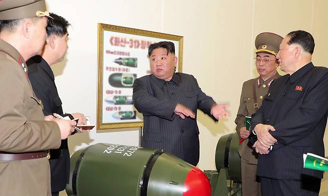 김정은 북한 국무위원장이 지난 2023년 3월 27일 장소가 알려지지 않은 곳에서 핵무기병기화사업을 현지 지도하면서 간부들과 대화하고 있다. 조선중앙TV·뉴시스