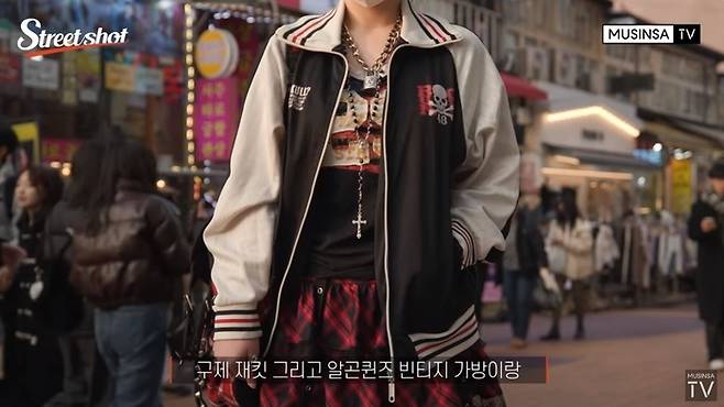 ‘덕질의 성지’ 홍대에는 자신이 좋아하는 스타, 캐릭터, 애니메이션을 패션에 접목해 보여주는 이들도 꾸준히 눈에 띈다. 무신사 TV 갈무리