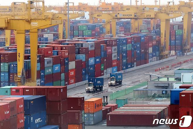 인천 연수구 인천신항에서 컨테이너 상·하역 작업이 이뤄지고 있다. 2024.1.1/뉴스1 ⓒ News1 민경석 기자