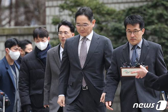 이재용 삼성전자 회장이 5일 오후 서울 서초구 서울중앙지법에서 열린 회계부정·부당합병 관련 1심 선고 공판에 출석하고 있다. 2024.2.5/뉴스1 ⓒ News1 박정호 기자