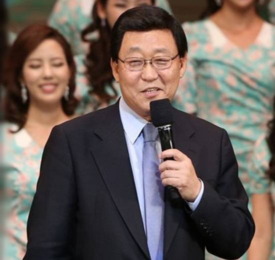 올해 방송 61년째를 맞는 김동건 아나운서는 85년부터 줄곧 마이크를 잡고 있다. 2003년부터 마이크를 놨다가 '가요무대'의 주시청층의 강력한 복귀 요청에 2010년 5월 돌아왔다. /KBS