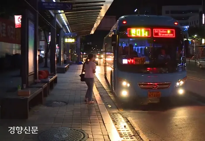 한 시민이 성남시 심야버스인 ‘반디버스’를 타고 있다. 성남시 제공