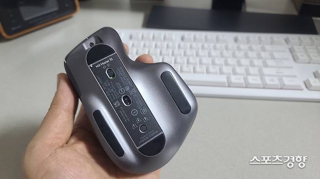 MX 마스터 3S 후면부. 총 3개 디바이스 연결이 가능토록 하단부에 인디게이터, 버튼을 지니고 있다. 사진 | 손재철기자