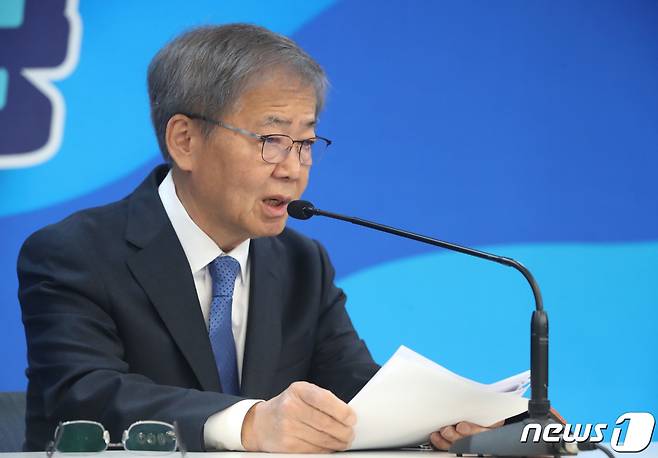 임혁백 더불어민주당 중앙당공직선거후보자추천관리위원장. 뉴스1 ⓒ News1 임세영 기자