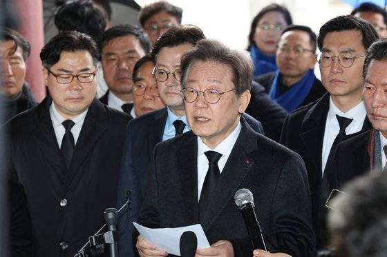 이재명 더불어민주당 대표가 5일 광주시 국립 5·18민주묘지를 방문해 기자회견을 열고 선거제 개편과 관련해 입장을 밝히고 있다. 이 대표는 "정권심판과 역사의 전진에 동의하는 모든 세력과 함께 위성정당 반칙에 대응하면서 준연동제의 취지를 살리는 통합형비례정당을 준비하겠다"고 말했다. 뉴스1