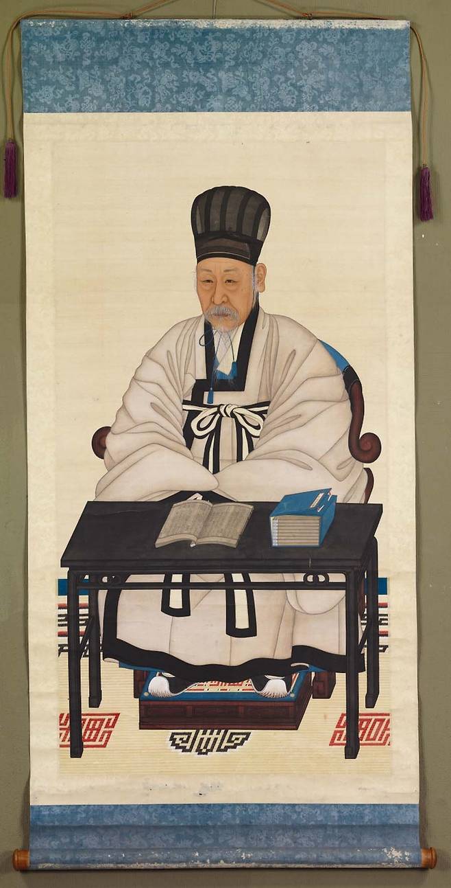 조선 후기 문신의 복식과 각종 기물을 상세하게 묘사한 ‘허전 초상’(보물) . 실학박물관 제공