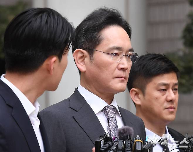 삼성그룹 경영권 승계를 위해 제일모직과 삼성물산을 합병하면서 인위적으로 제일모직 주가를 올리고, 회계 부정을 저지르는 등 불법 행위를 한 혐의로 재판에 넘겨진 삼성전자 이재용 회장이 1심 선고공판에서 무죄를 선고받은 5일 오후 서울 서초구 서울중앙지방법원을 나서고 있다. 황진환 기자