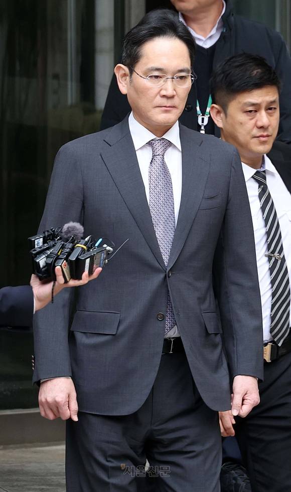 삼성그룹 경영권 불법승계 의혹으로 2020년 9월 기소된 이재용 삼성전자 회장이 5일 오후 서울 서초구 서울중앙지방법원에서 열린 1심 선고 공판을 마친 뒤 법정을 나서고 있다. 이날 재판부는 이 회장에게 무죄를 선고했다. 오장환 기자