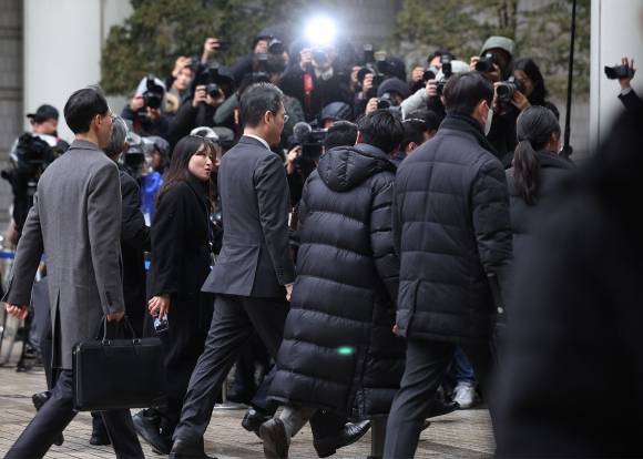 이재용 삼성전자 회장이 5일 오후 서울 서초구 서울중앙지방법원에서 열린 삼성그룹 경영권 불법승계 의혹 1심 선고 공판에 출석하기 위해 법정으로 향하고 있다. 연합뉴스