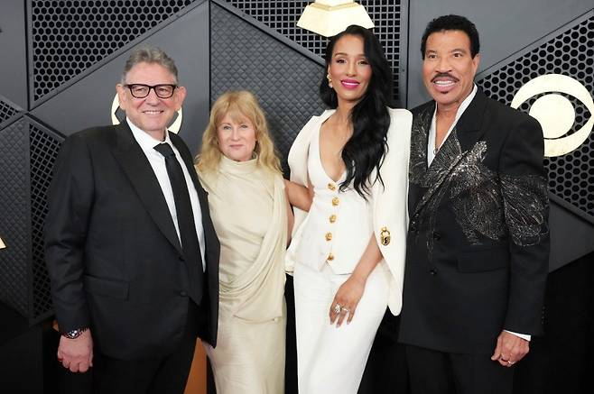 4일 미국 LA에서 열린 그래미 시상식에 참석한 루시안 그레인지 유니버설뮤직그룹 회장(맨 왼쪽). 전 세계 음악계 최고 거물인 그는 기술의 파고에서 살아남기 위해 남보다 먼저 앞으로 헤쳐 나가곤 한다. AP 뉴시스